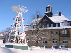 Schillerplatz mit Rathaus und Pyramide im Winter